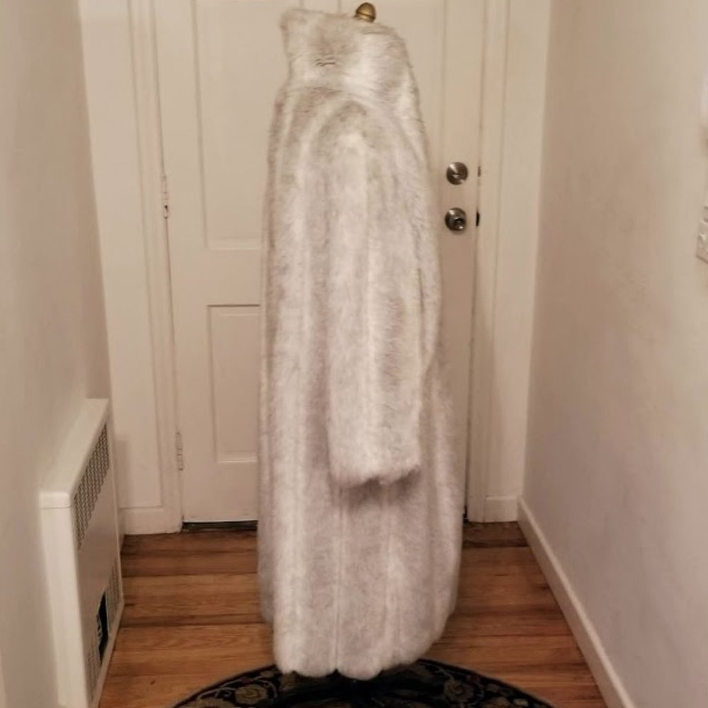 Silver Fox | Faux Fur | Signature Collection by Russel Taylor | Limited Edition - Picture 8 of 16